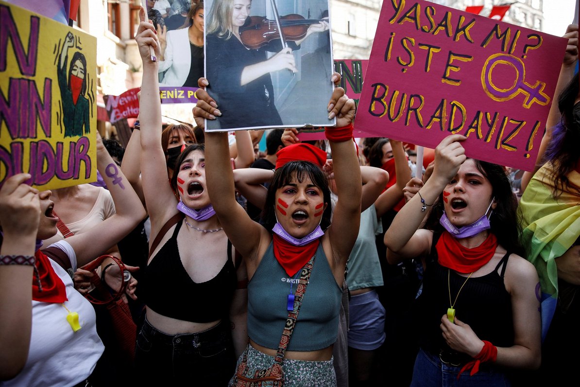 Turcijas sievietes protestē pret izstāšanos no Stambulas konvencijas