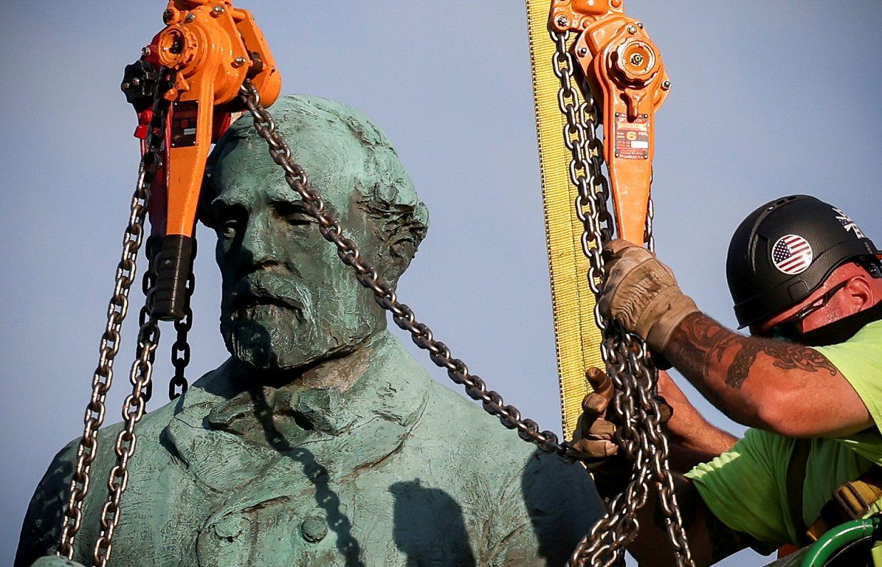 Konfederātu armijas ģenerāļa Roberta Lī statujas demontāža.
