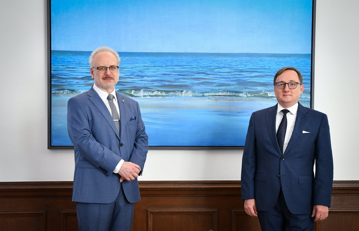 Valsts prezidents Egils Levits (no kreisās) un Latvija Bankas prezidents Mārtiņš Kazāks.