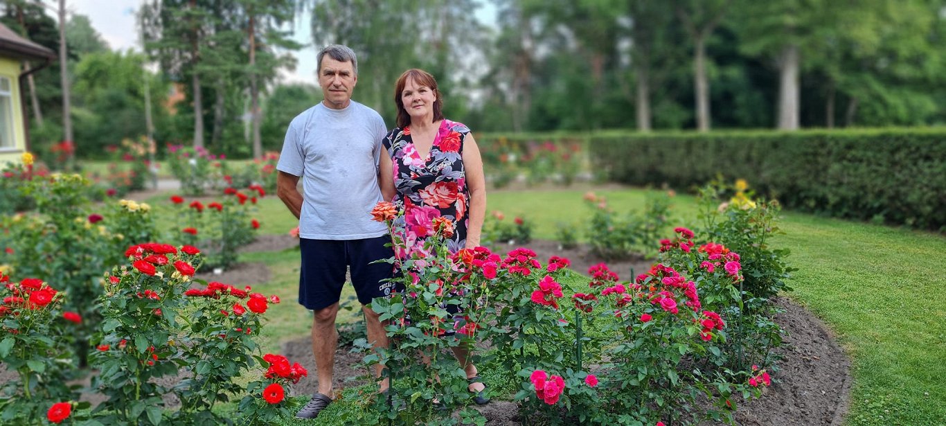 Jānis Treimanis un Inta Avotiņa savā rožu kolekcijas dārzā Staicelē, 2021.gada jūlijs.