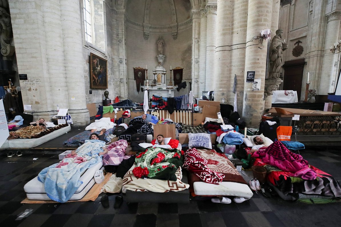 Patvēruma meklētāji, kas izmitināti vienā no Briseles baznīcām