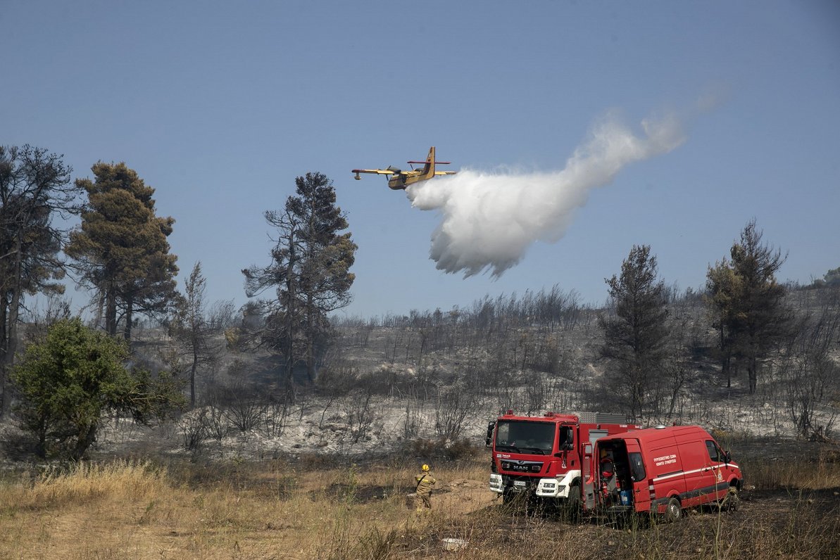 Meža ugunsgrēku dzēšana Grieķijā 2021.gada jūlijā.