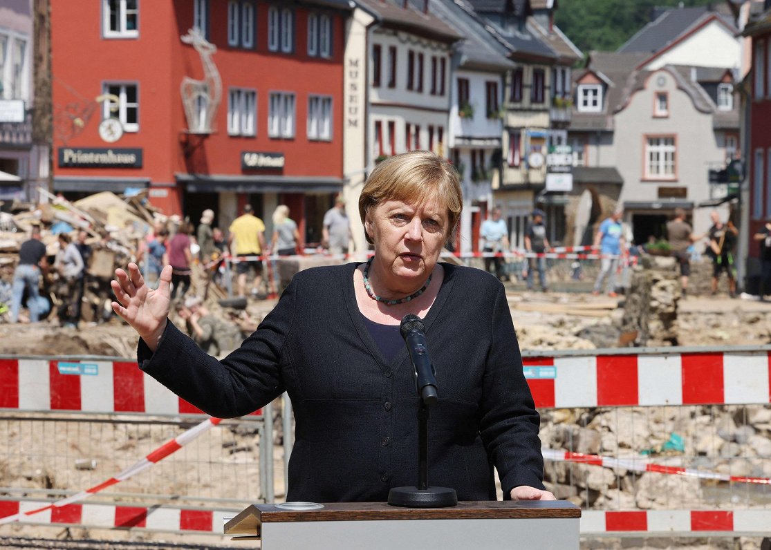 Vācijas kanclere Angela Merkele plūdu skartajā zonā