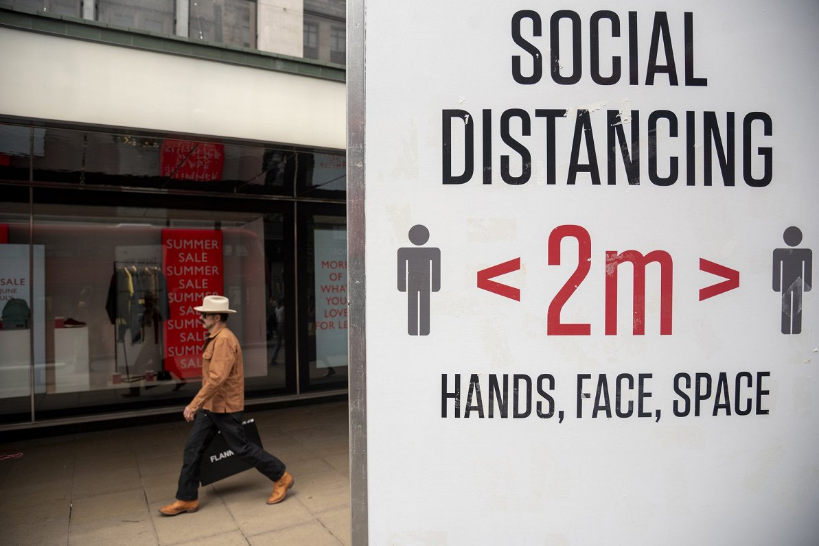 Sociālās distancēšanās zīme Londonā, Lielbritānijā.