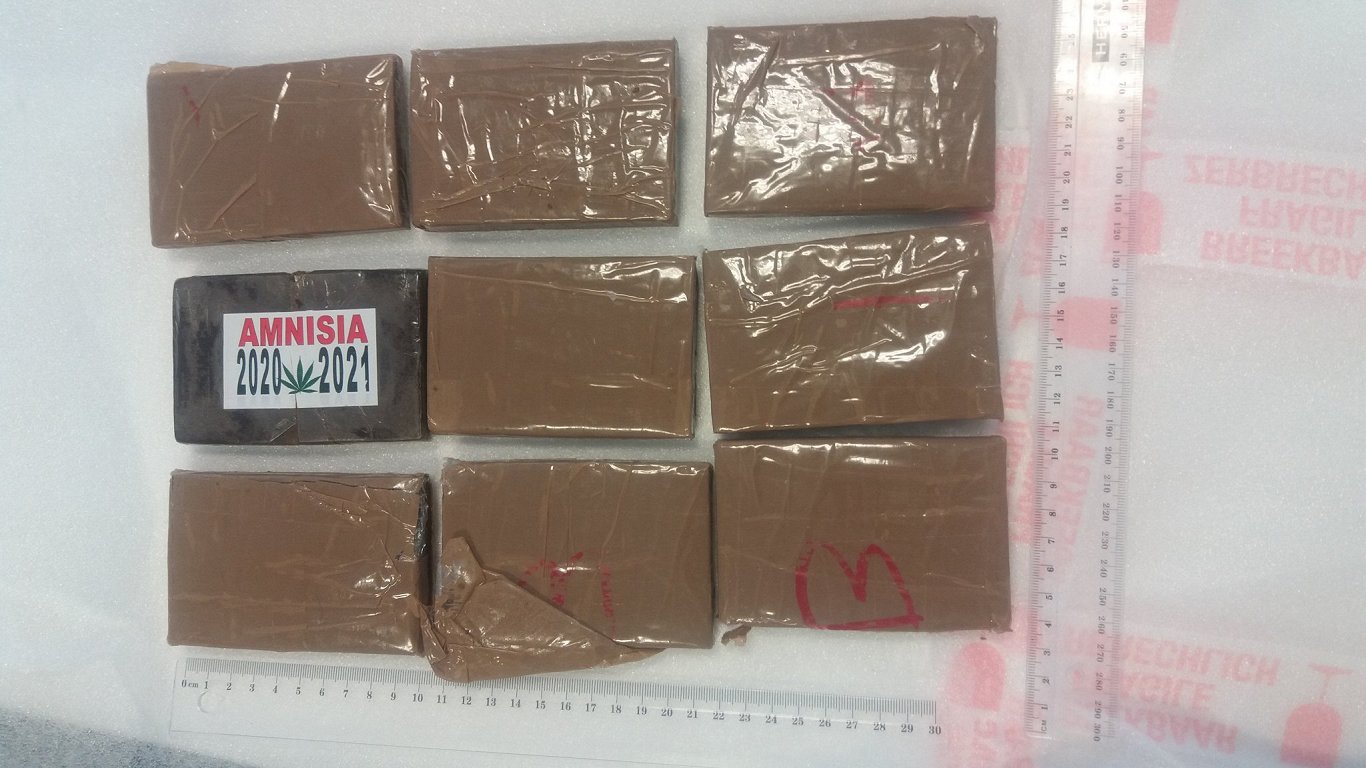 VID amatpersonu atklātais narkotiku kontabandas pasta sūtījums - 871,5 grami hašiša