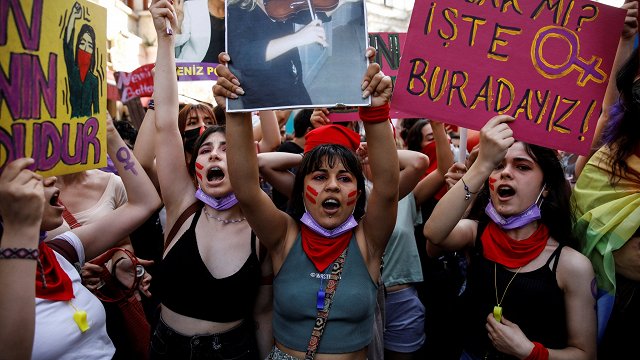 Turcijā plaši protesti pēc izstāšanās no Stambulas konvencijas