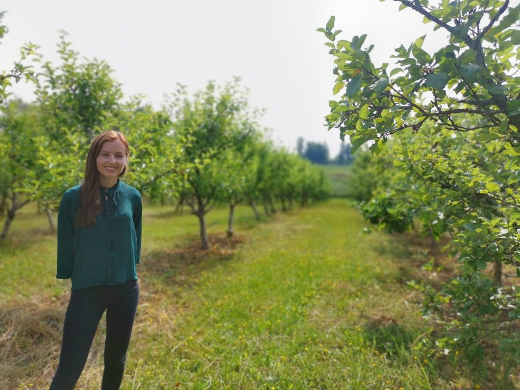 Skultes pagastā ābeļdārza saimniece Evelīna Bella, 2021.gada jūlijs.