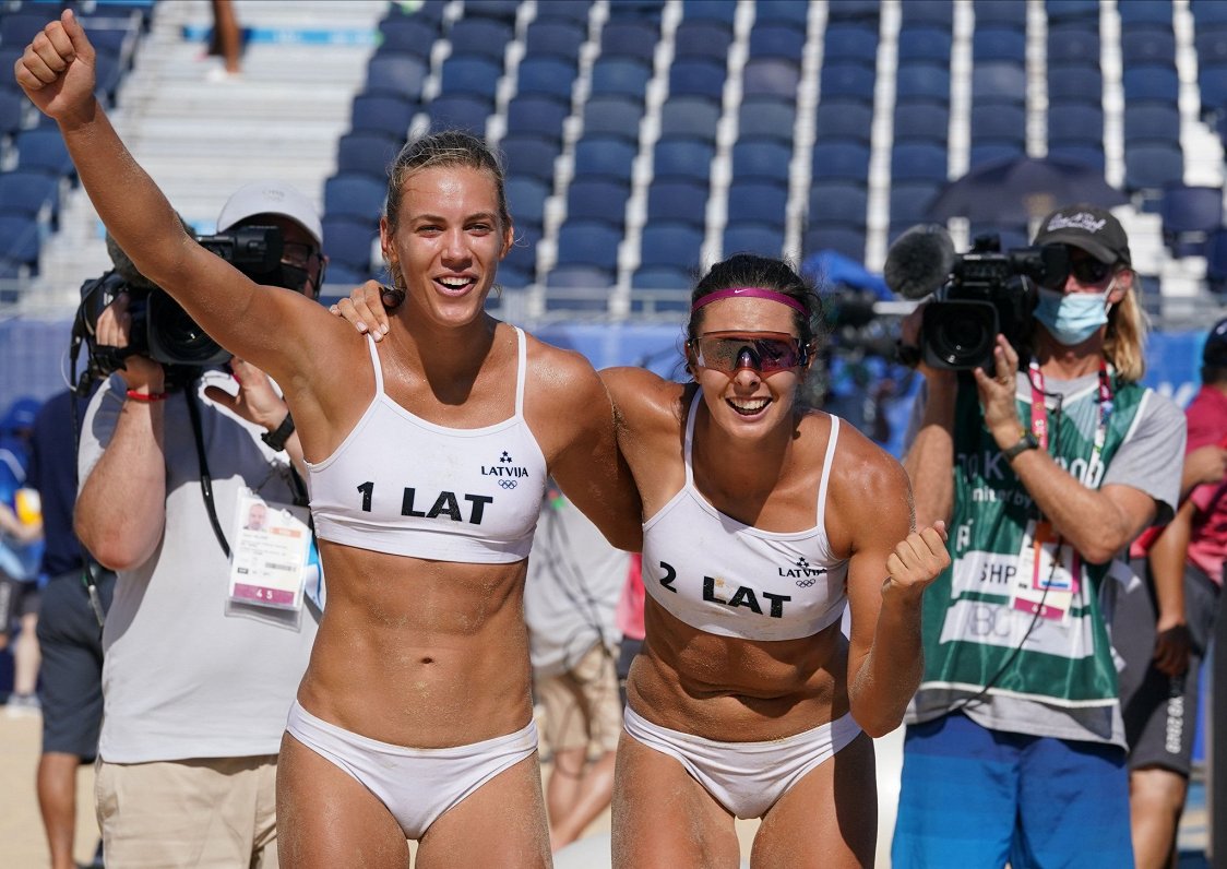 Tīna Graudiņa (pa kreisi) un Anastasija Kravčenoka pēc uzvaras astotdaļfinālā