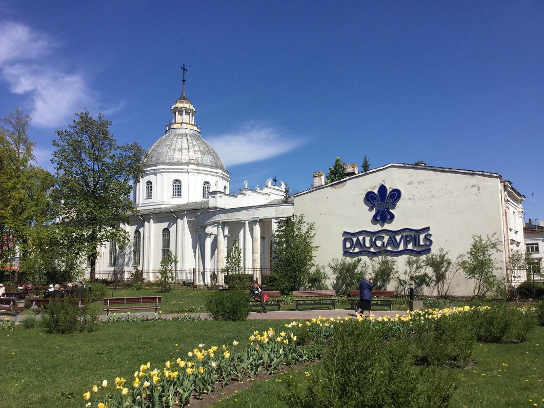 Baznīcas skats no dārza puses.