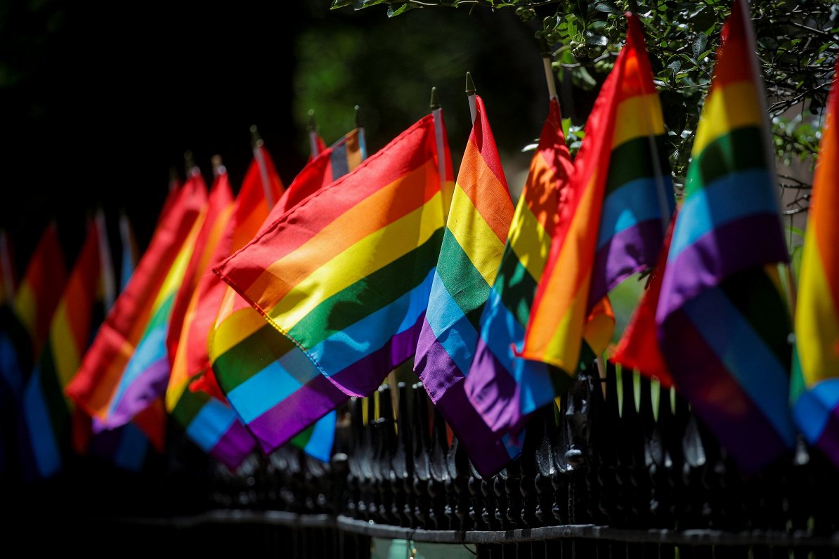 LGBT kustības oficiālā simbolika - varavīksnes karogs. Attēls ilustratīvs.