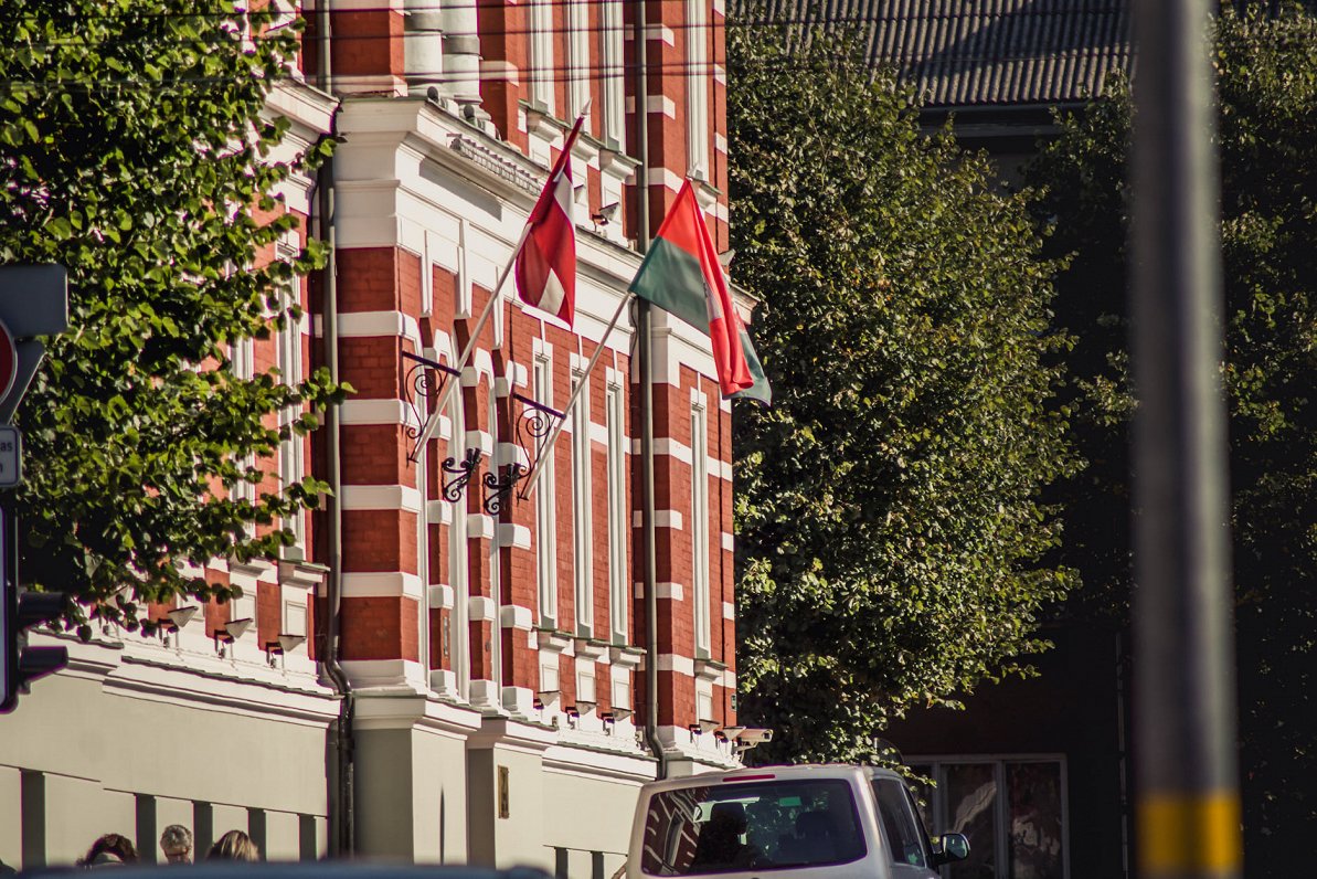 Liepājas pilsētas karogs pie domes ēkas