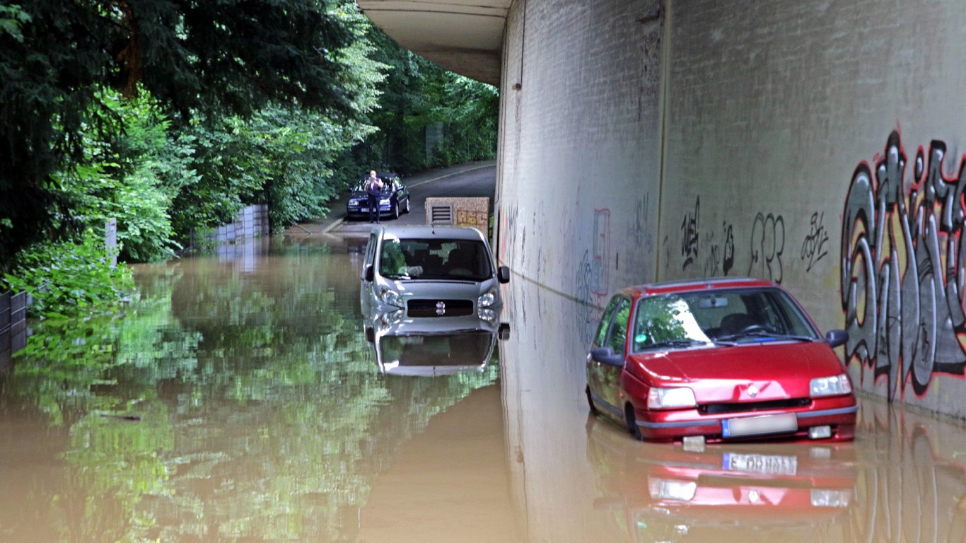 Автомобили во время наводнения в Германии