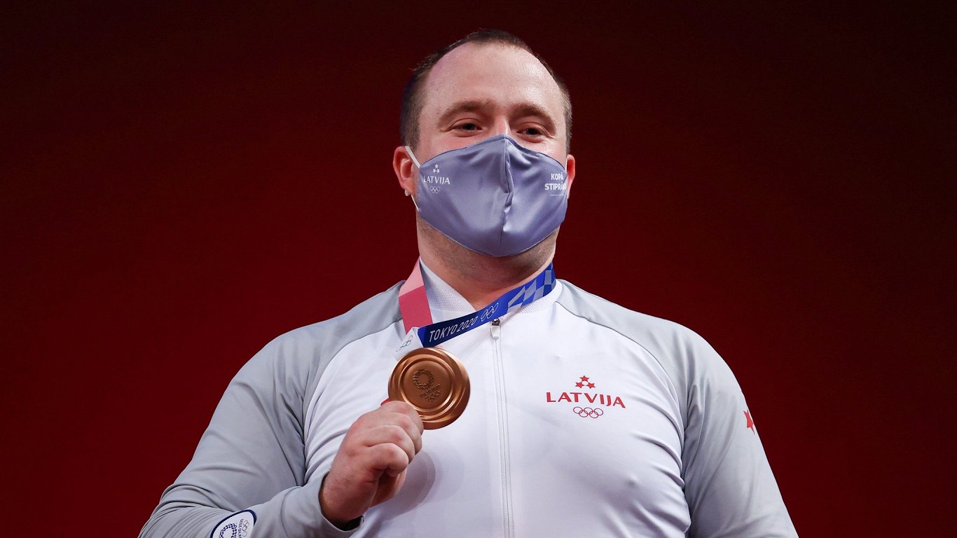 Latvijas svarcēlājs, Tokijas olimpisko spēļu bronzas medaļnieks Artūrs Plēsnieks.