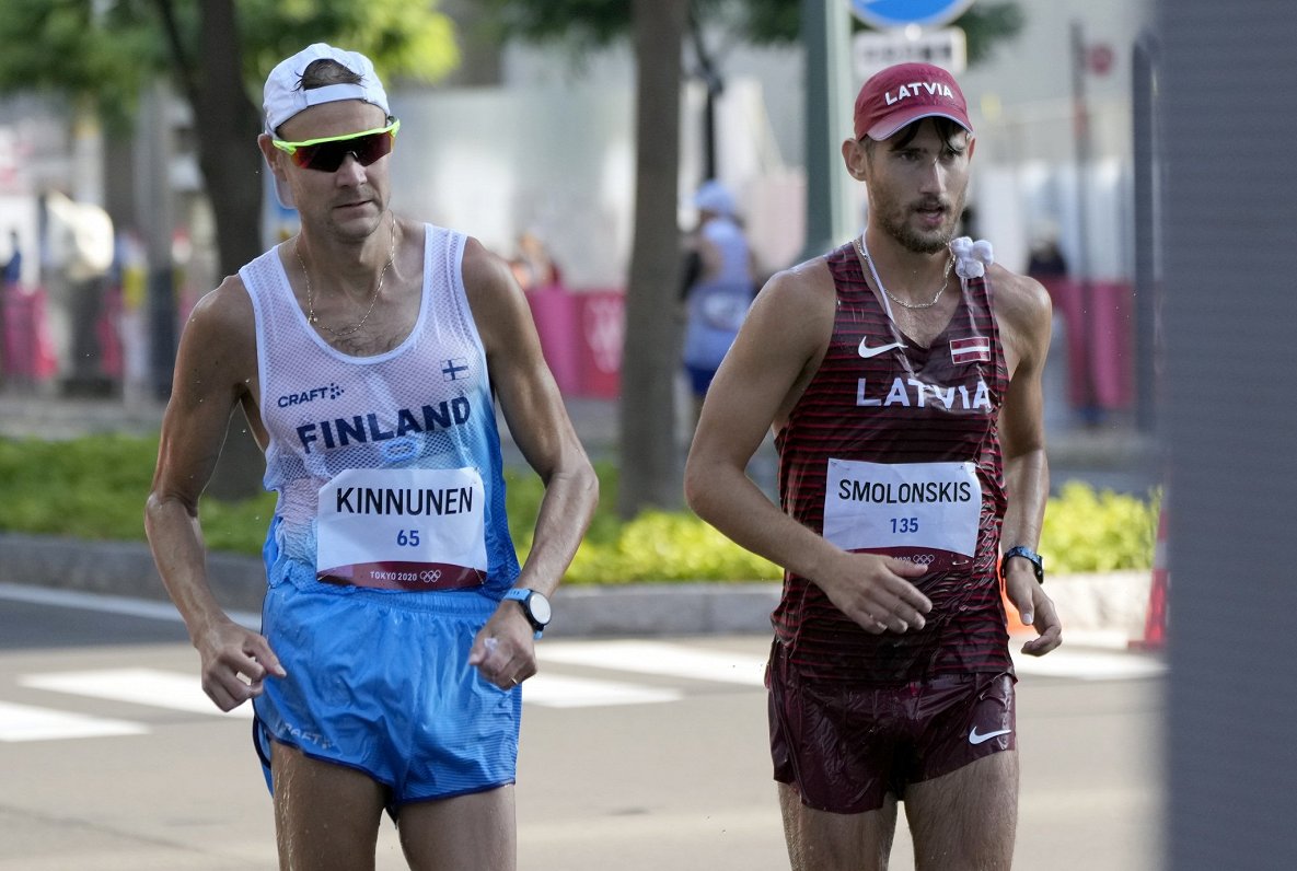 Ruslans Smolonskis (pa labi) olimpiskajās spēlēs 50km distancē
