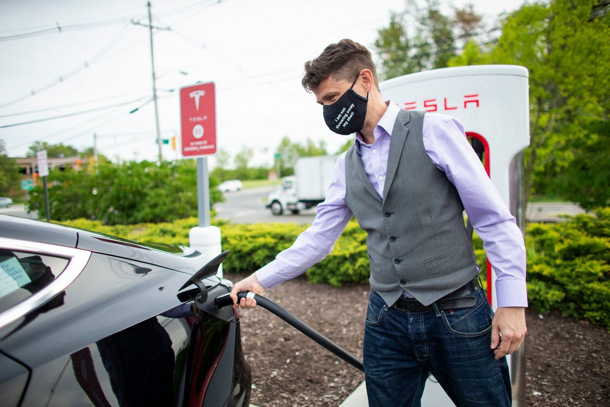 Ņūdžersijas štata iedzīvotājs Bens Ričs uzlādē savu &quot;Tesla&quot; elektromobili