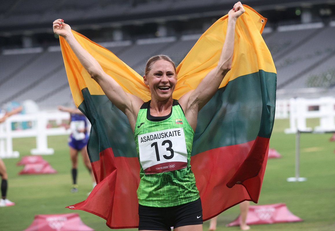 Lietuvas sportiste Laura Asadauskaite–Zadņeprovskiene priecājas par izcīnīto sudraba medaļu