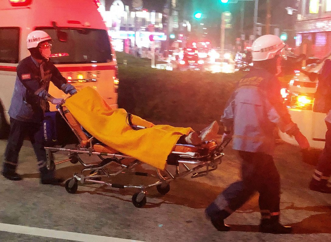Glābēji ved pasažieri, kurš tika sadurts Tokijas metro (06.08.2021)