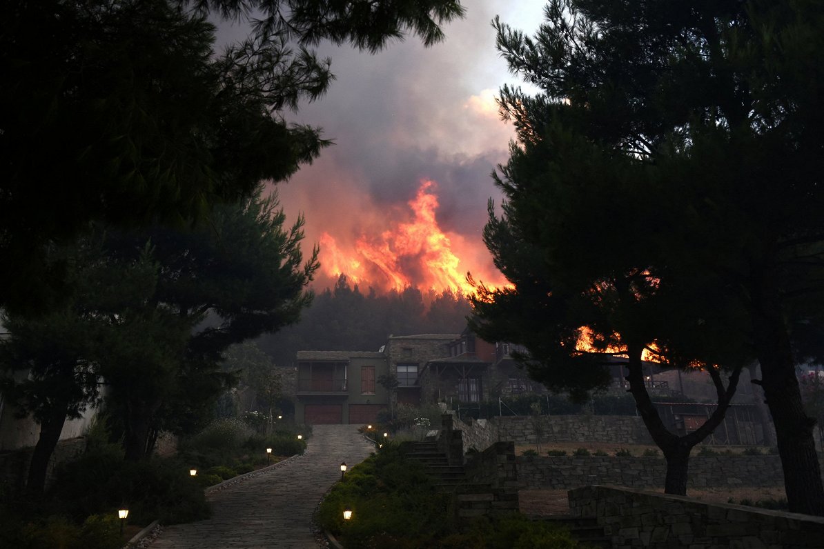 Atēnu apkārtnē plosās meža ugunsgrēki (07.08.2021)