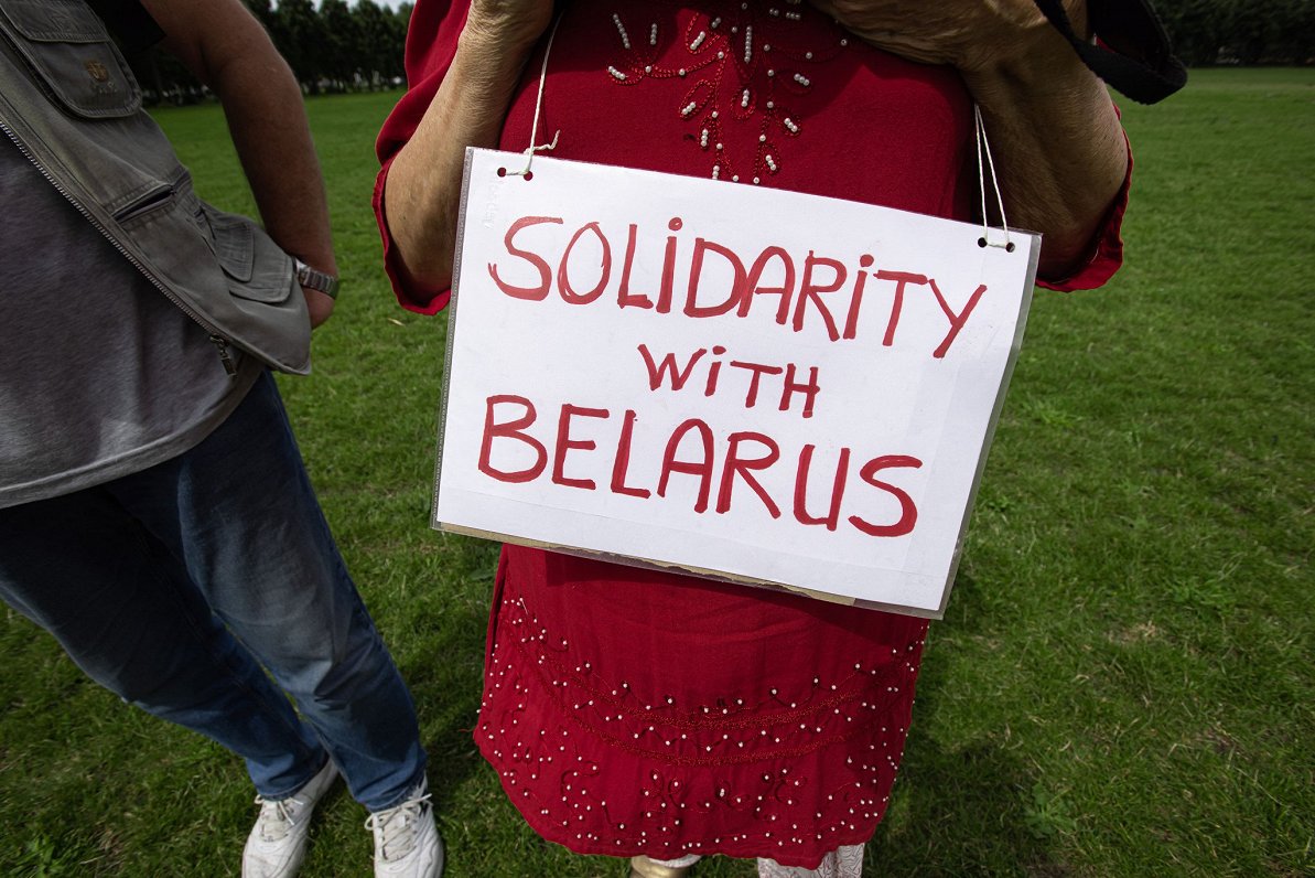 Uzraksts &quot;Solidaritāte ar Baltkrieviju&quot; demonstrācijā Baltkrievijas opozīcijas atbalstam N...