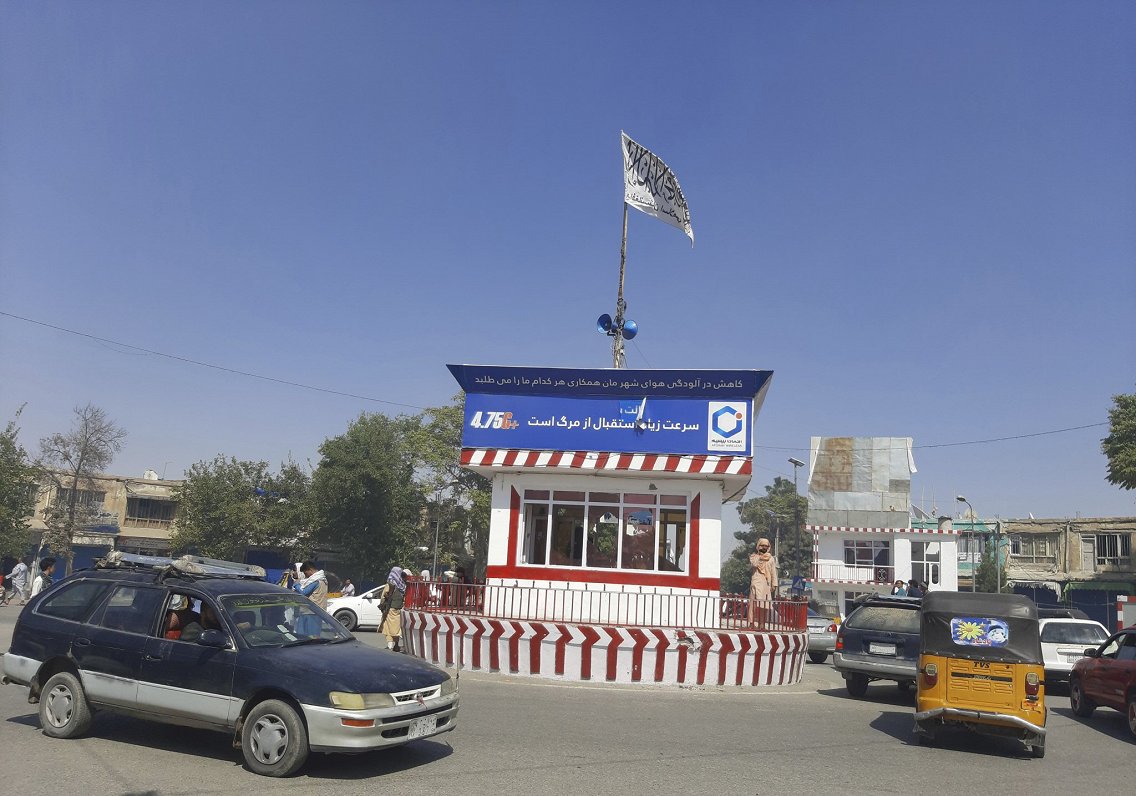 Afganistānas pilsētas Kondozas centrā jau pacelts talibu karogs