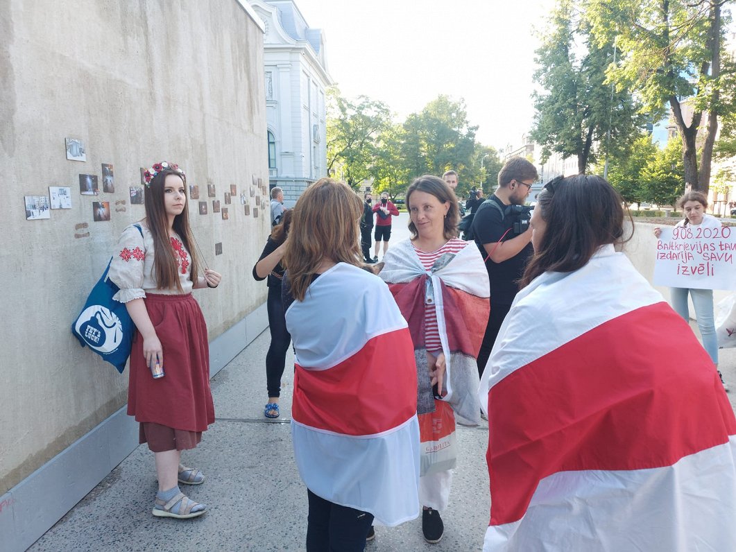 Atbalsta akcija Rīgā, godinot baltkrievu politieslodzītos un protestos cietušos.