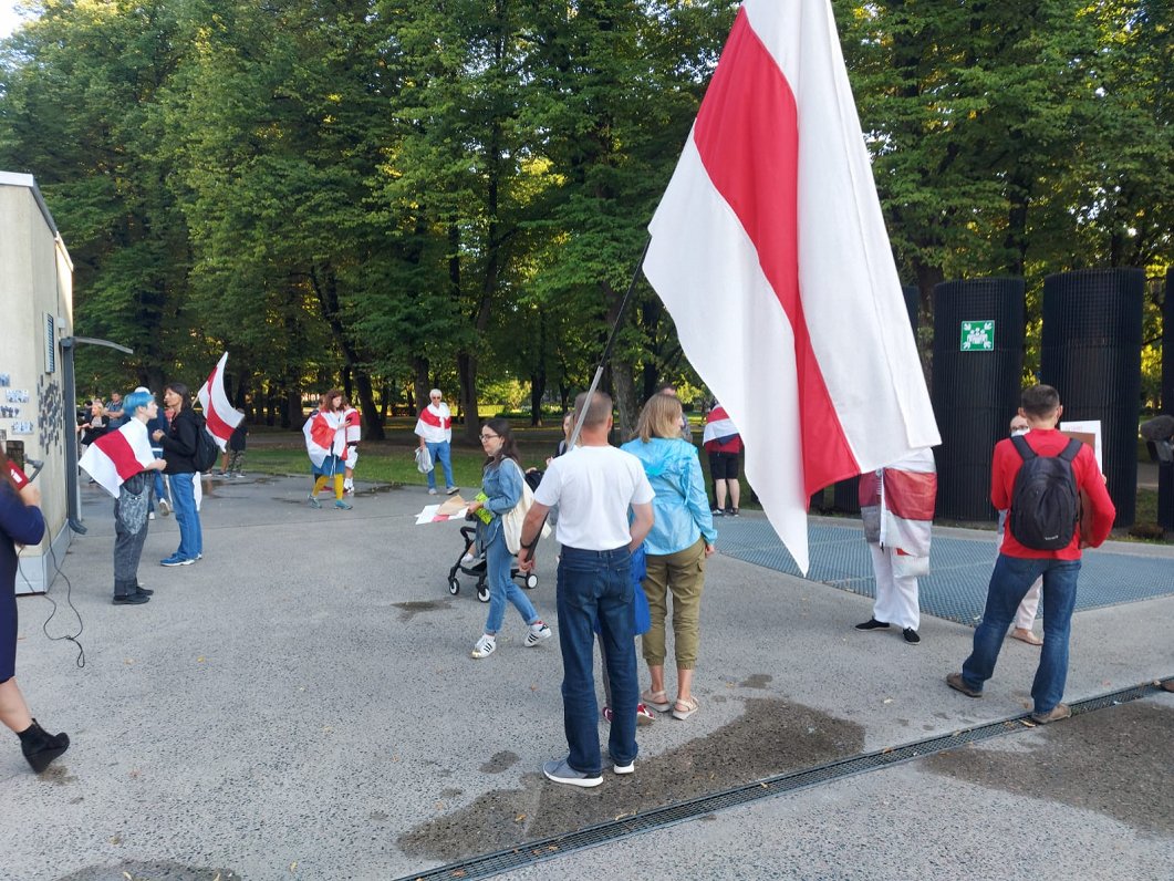 Atbalsta akcija Rīgā, godinot baltkrievu politieslodzītos un protestos cietušos.
