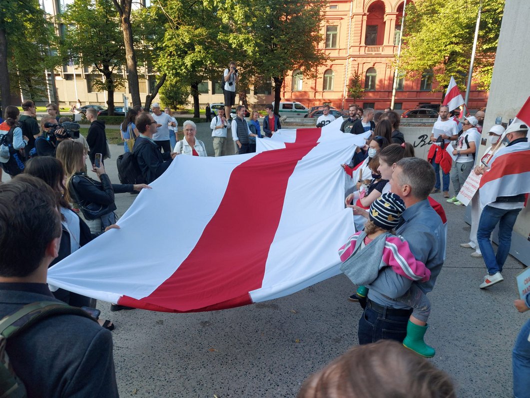 Atbalsta akcija Rīgā, godinot baltkrievu politieslodzītos un protestos cietušos. Atbalsta akcija Rīg...