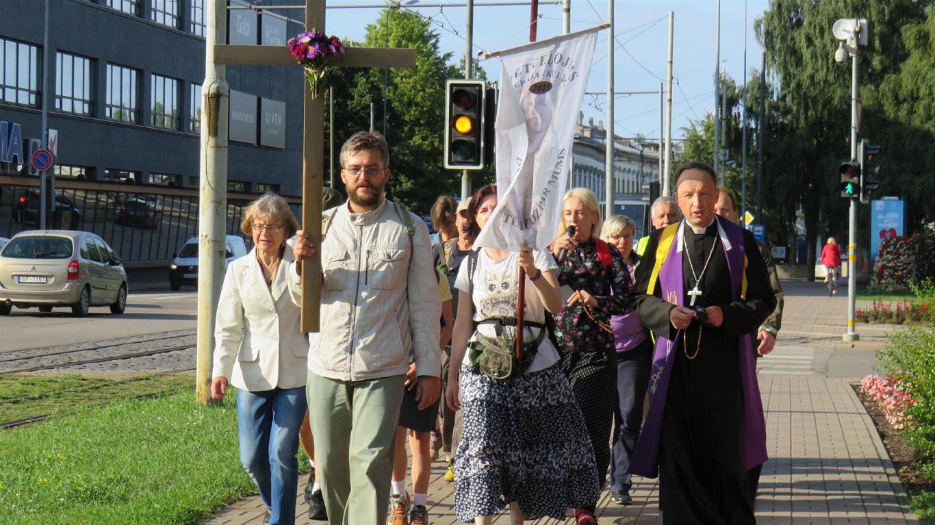 Лиепайские католики идут пешком не в Аглону, а в Кулдигу