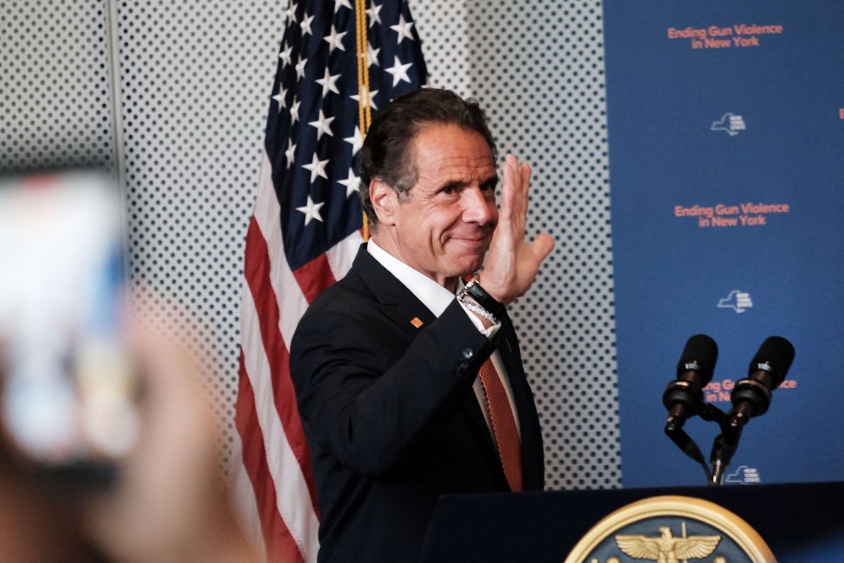Ņujorkas štata gubernators Endrū Kuomo paziņojis par atkāpšanos no amata