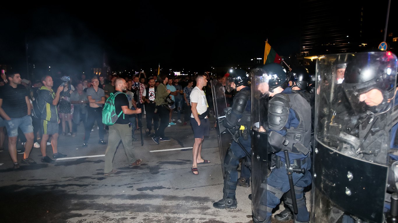 Протесты возле здания Сейма в Вильнюсе в ночь на 11 августа