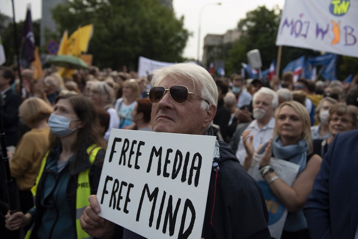 Demonstrācija Polijā ar lozungu &quot;Brīvi mediji, brīvs prāts&quot;