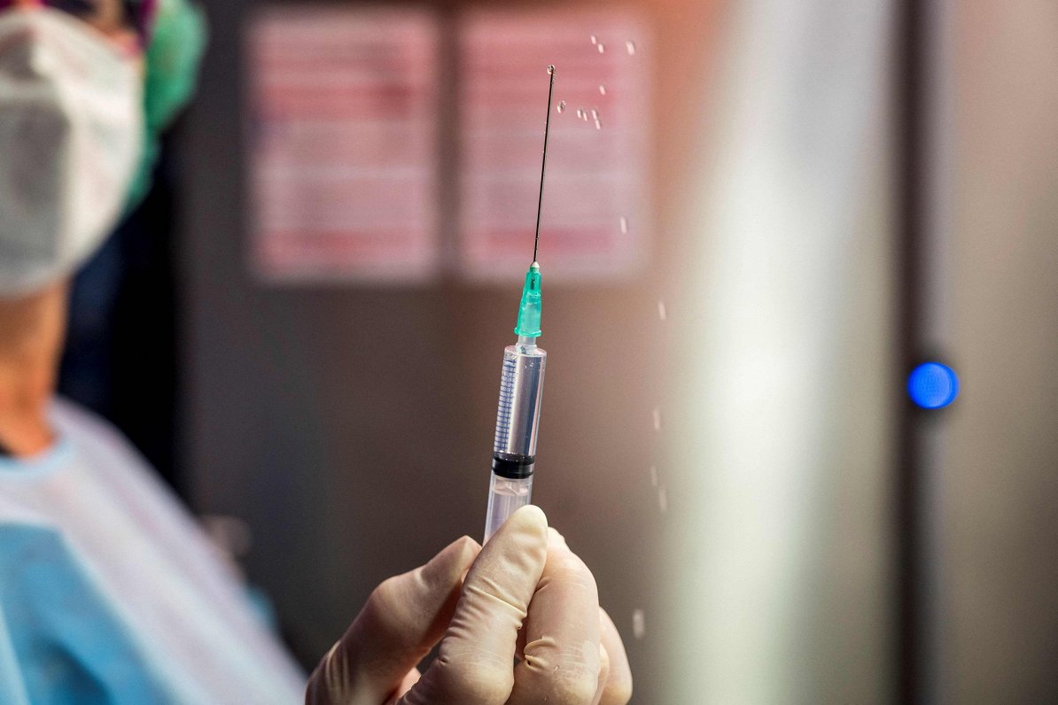 Covid-19 vakcīnas vietā vāciešiem injicēts fizioloģiskais šķīdums