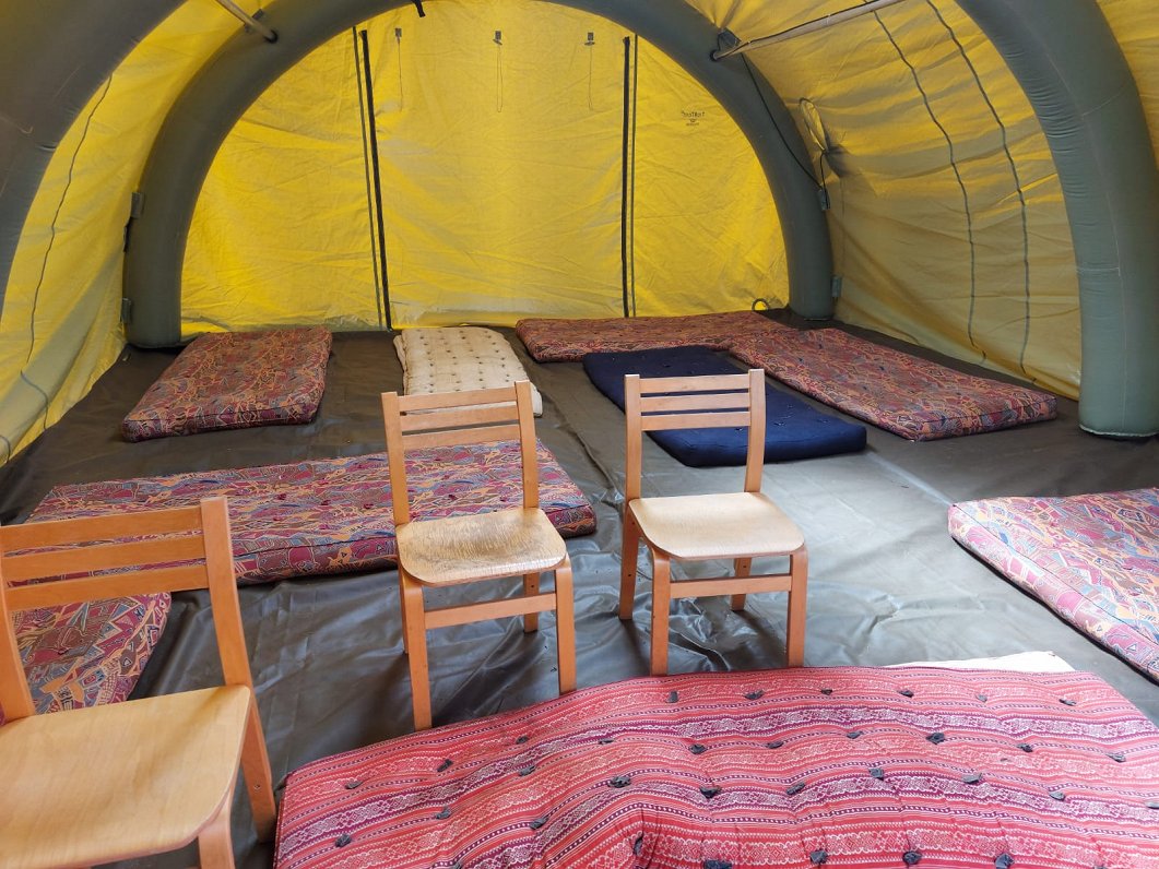 Палатка для временного размещения беженцев из Ирака, оказавшихся в Латвии.