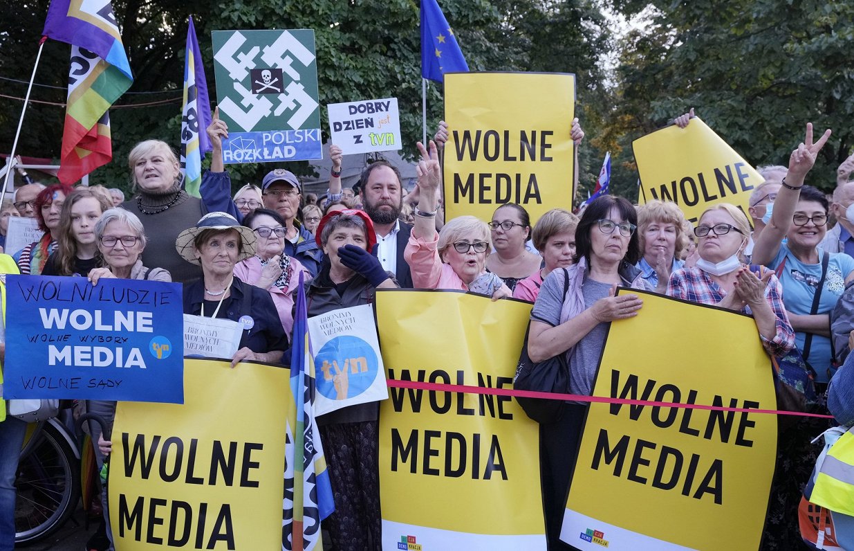 Protesta akcijas dalībnieki pieprasa sargāt mediju brīvību