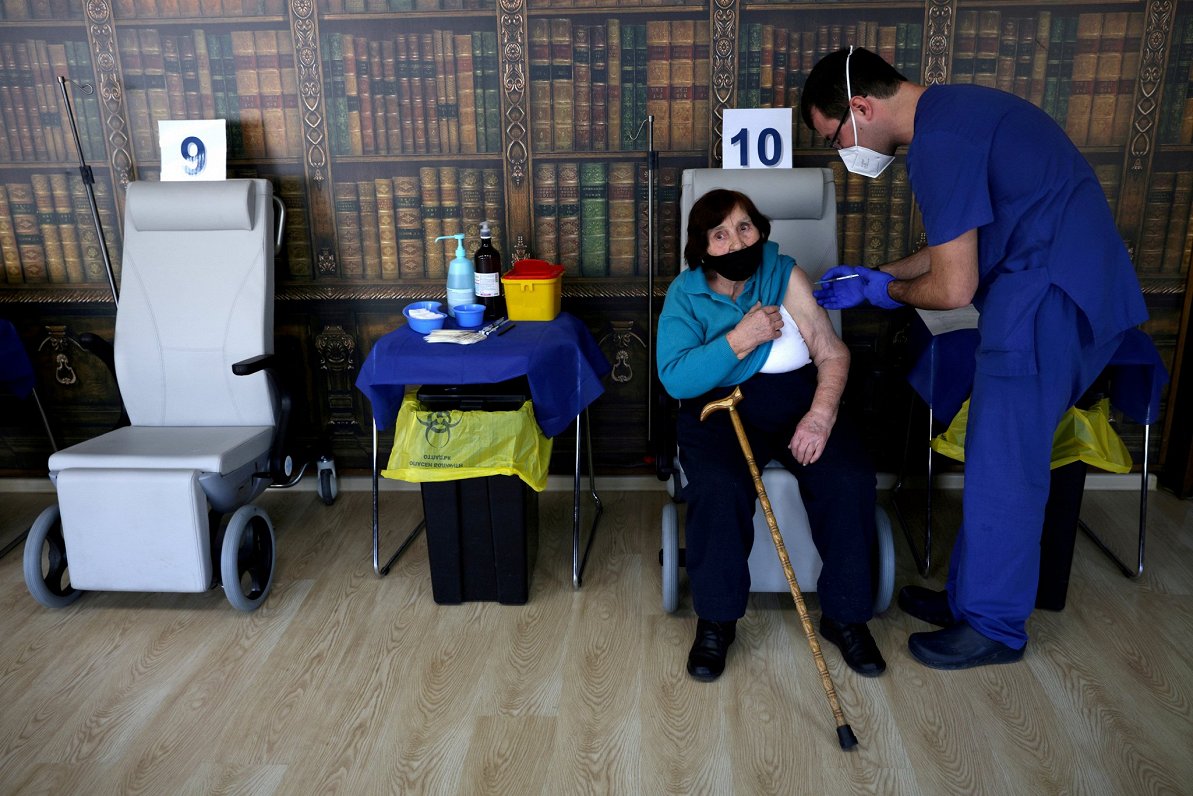 95 gadus vecā Lala Staribratova saņem vakcīnu pret Covid-19