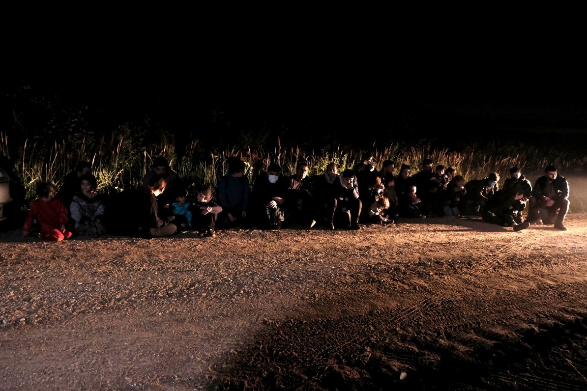 Группа беженцев на границе с Латвией, август 2021.