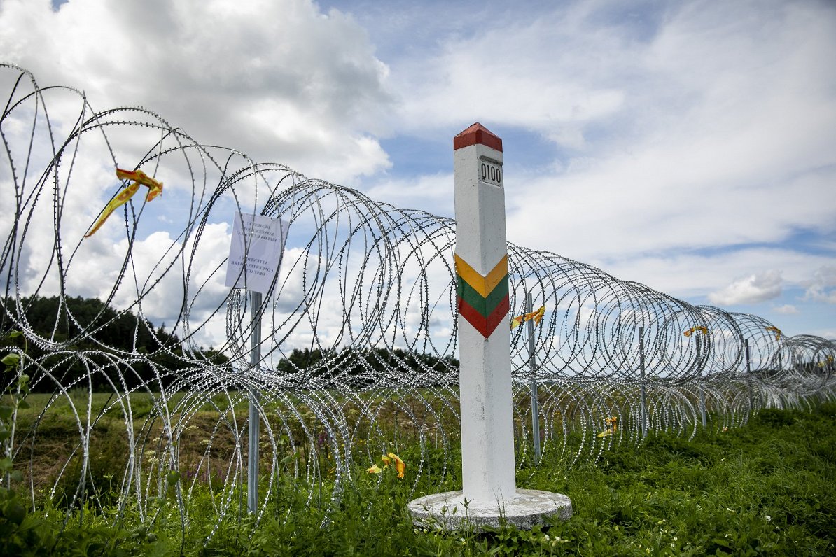 Dzeloņstiepļu žogs pie Lietuvas un Baltkrievijas robežas