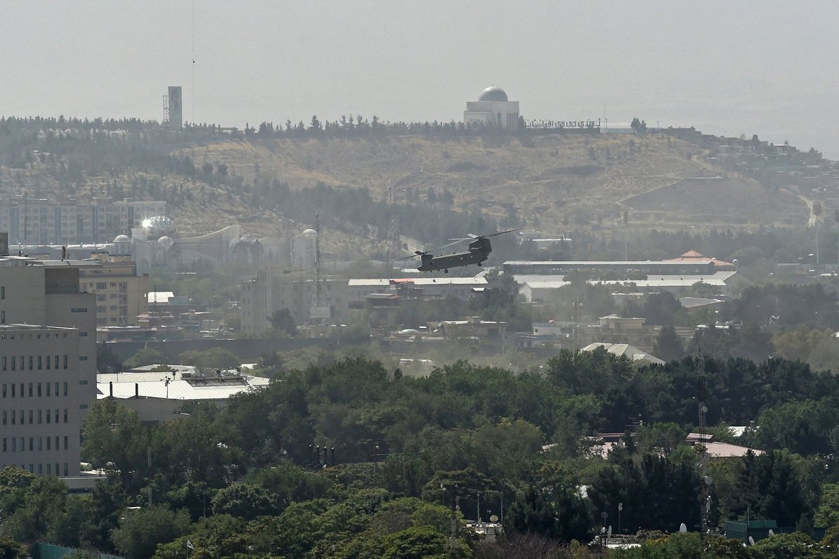 Militārais helikopters virs ASV vēstniecības Kabulā (15.08.2021.)