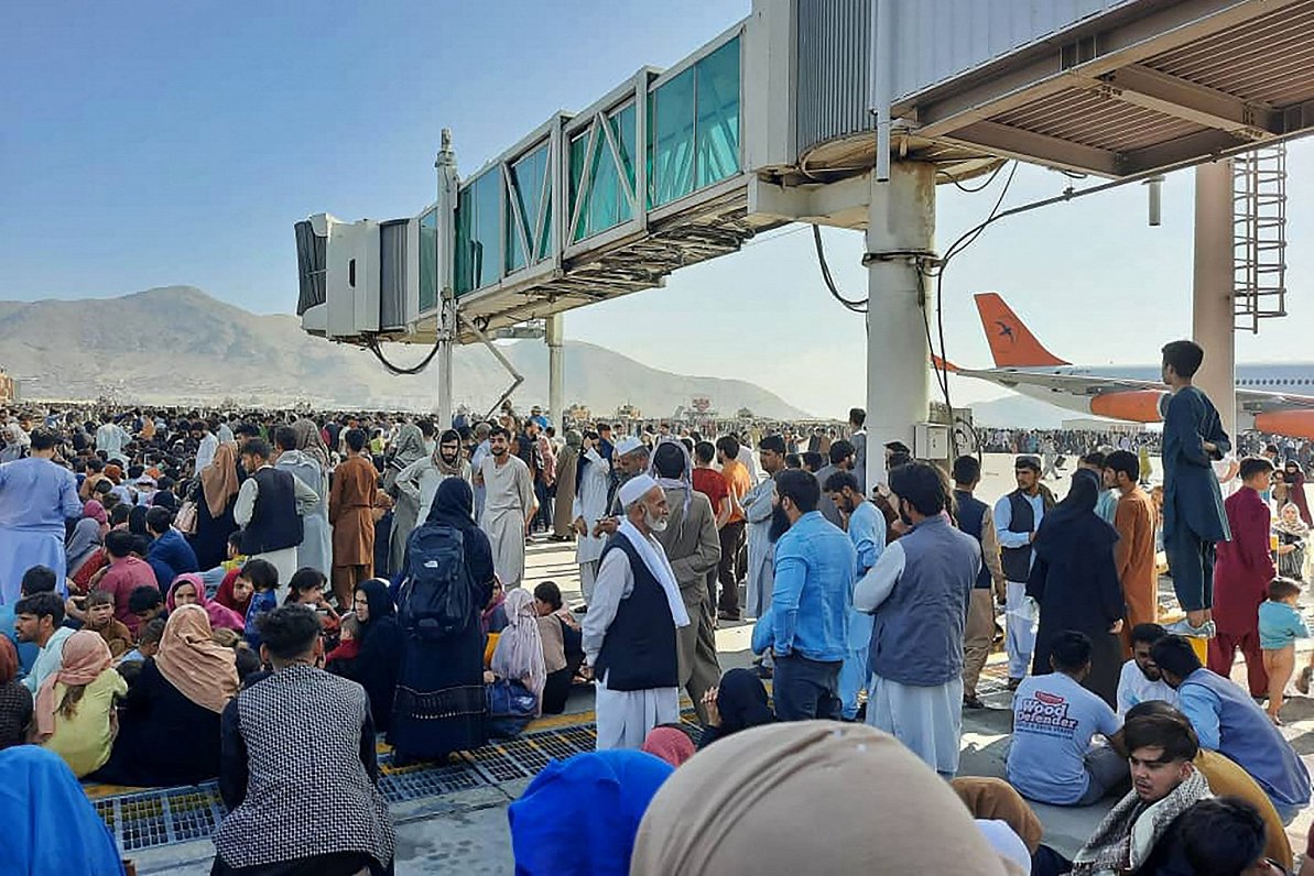 Afgāņu pūlis Kabulas lidostā cerībā pamest Afganistānu.