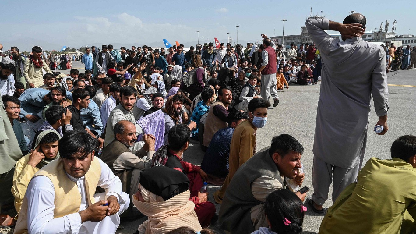 Cilvēki lidostā Kabulā gaida iespēju pamest Afganistanu