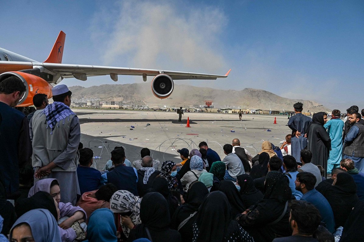 Cilvēki Kabulas lidostā gaida, kad varēs to pamest (16.08.2021)