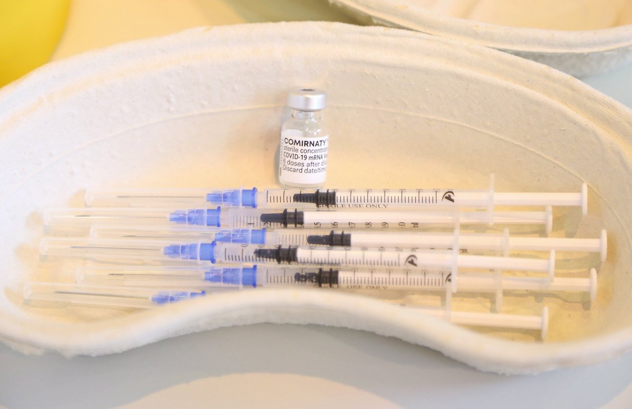 Farmācijas kompānijas &quot;Pfizer/BioNTech&quot; vakcīnas pret Covid-19 sagatavotas lietošanai.