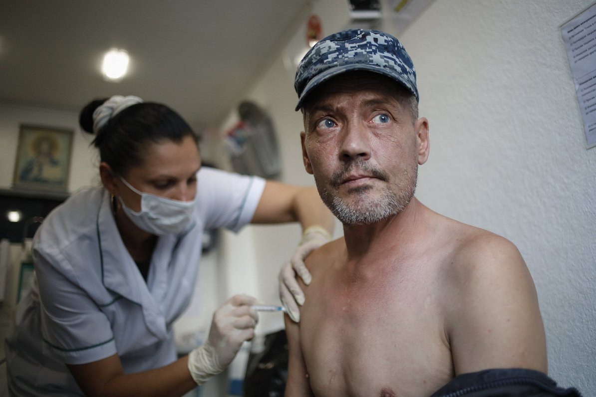 Sanktpēterburgas iedzīvotājs saņem vakcīnu pret Covid-19