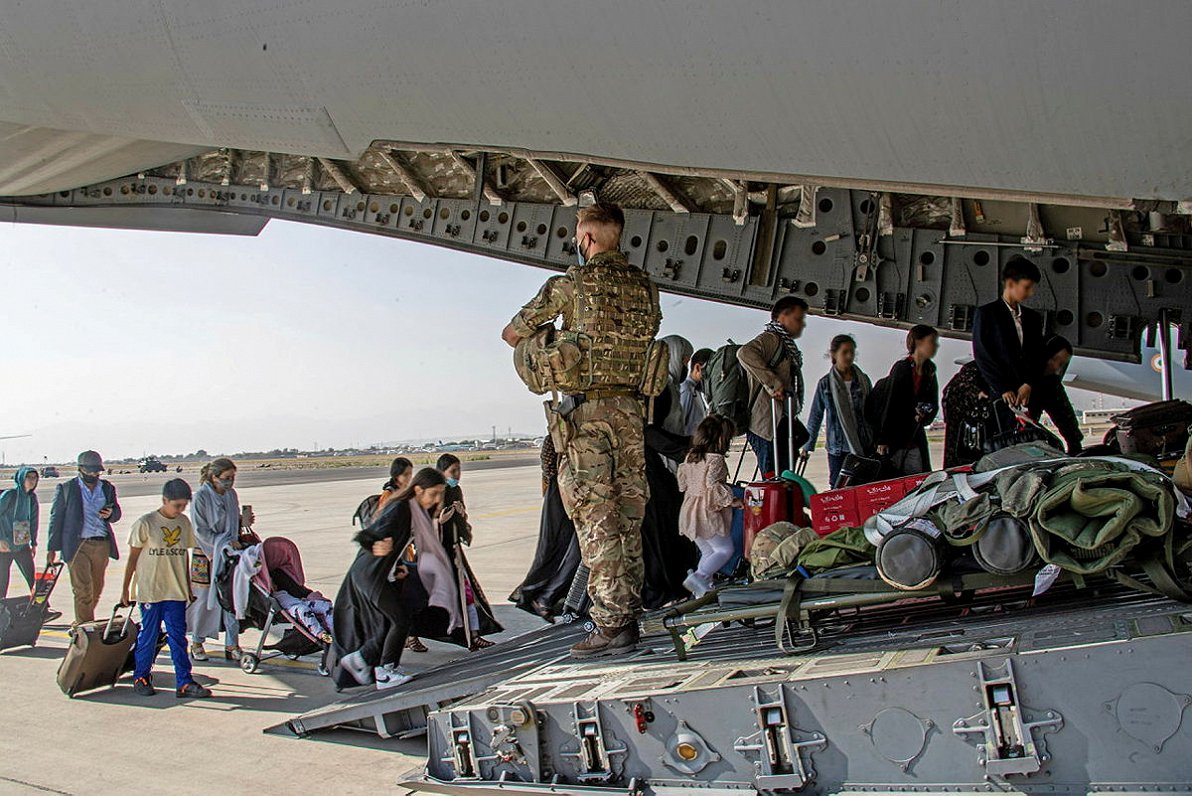 Lielbritānijas gaisa spēku lidmašīna uzņem britu pilsoņus evakuācijai no Afganistānas