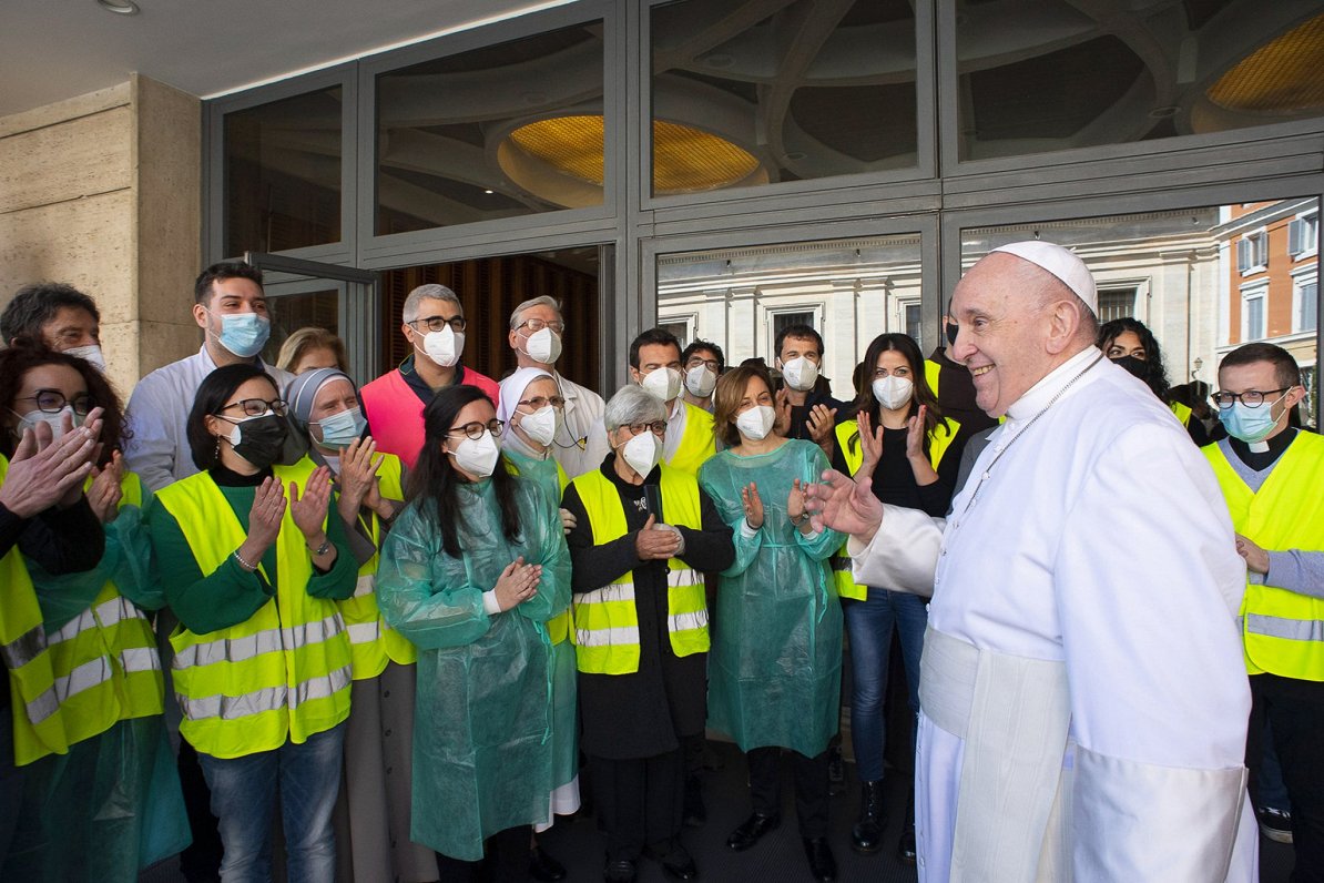 Pāvests Francisks tiekas ar vakcinācijas centra darbiniekiem
