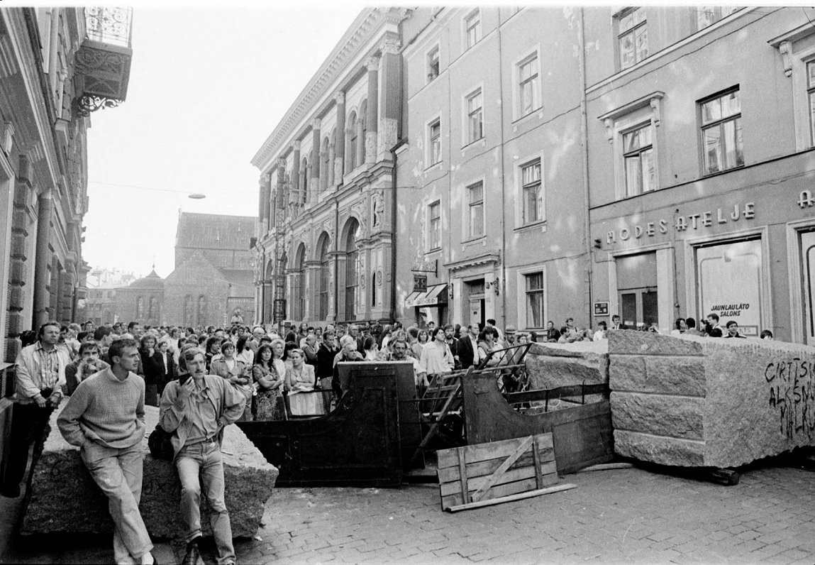 Rīdzinieki pie janvārī celtajām barikādēm, kuras augusta puča laikā sargā Latvijas Republikas Augstā...