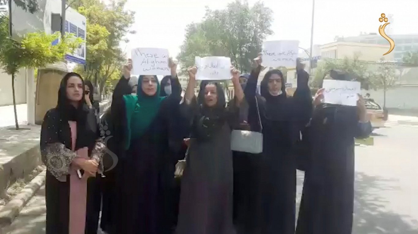 Sievietes protestā aizstāv savas tiesības Kabulā, Afganistānā (17.08.2021)