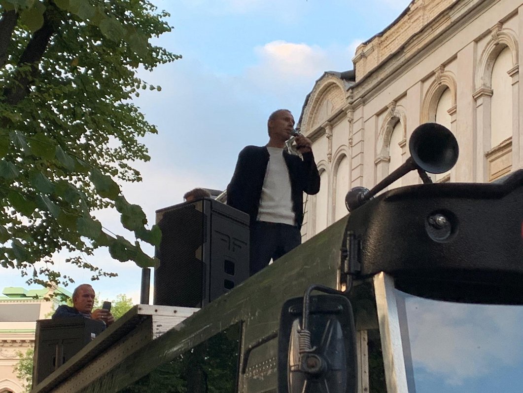 Saeimas deputāts Aldis Gobzems uzrunā protesta dalībniekus (18.08.2021)