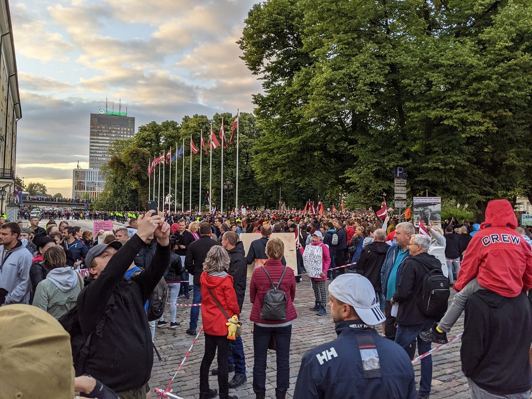 Rīgas centrā pāris tūkstoši cilvēku pulcējas protestā pret «obligātu vakcināciju» pret Covid-19 (18....