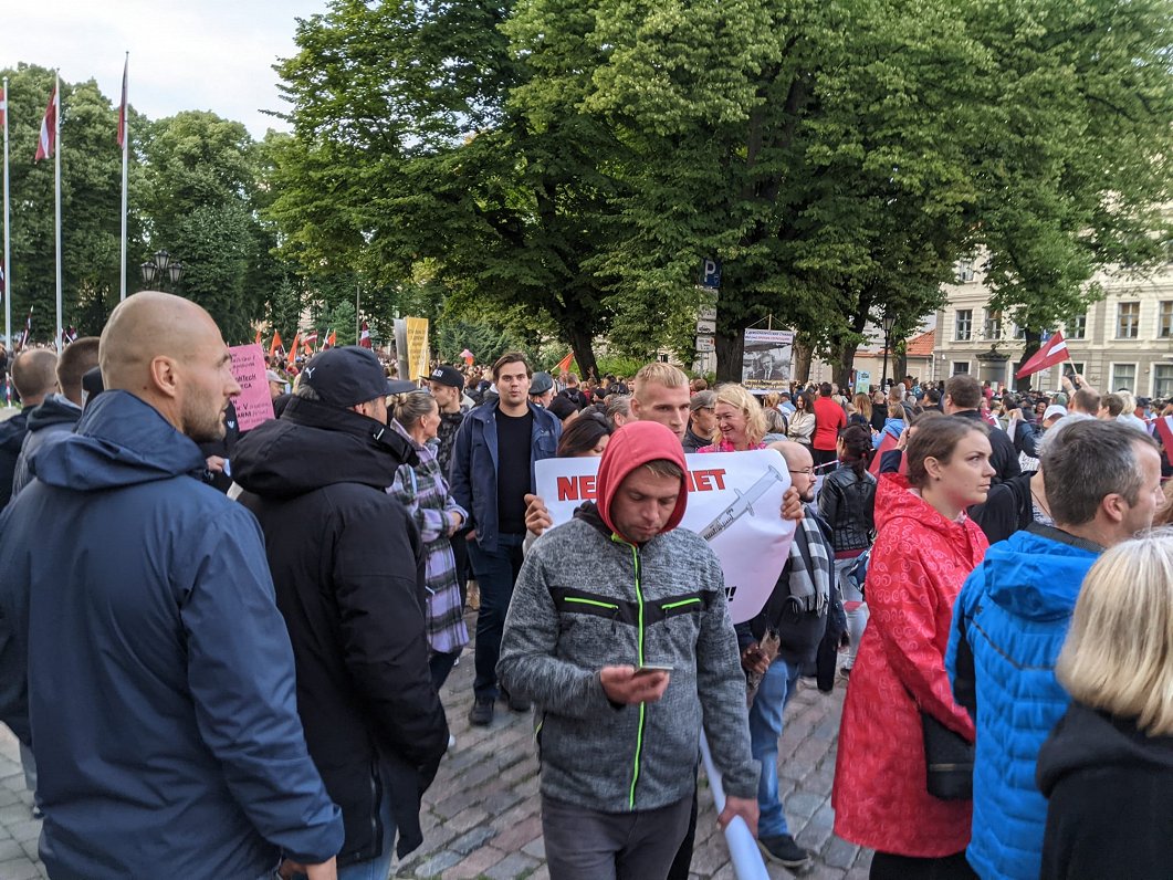 Rīgas centrā pāris tūkstoši cilvēku pulcējas protestā pret «obligātu vakcināciju» pret Covid-19 (18....